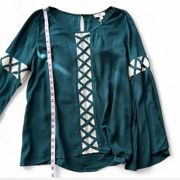 Lace Inlet Detail Top - Picture 16 of 16